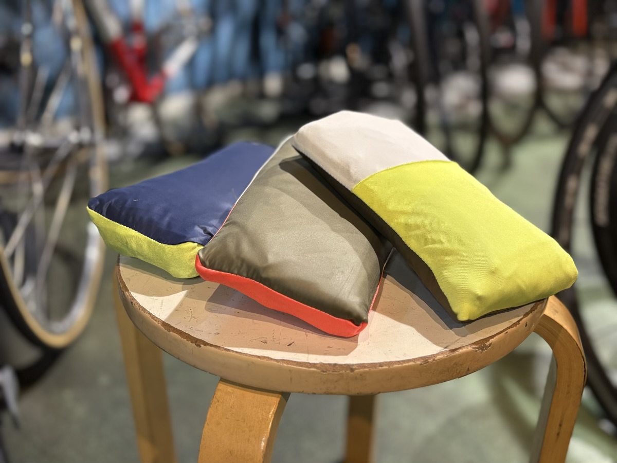 cycleZで取り扱っている輪行袋。畳むとこのサイズに収まる