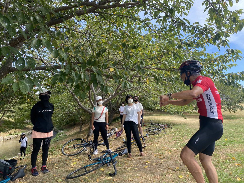 講師から自転車の正しい乗り方の講習を受ける人達