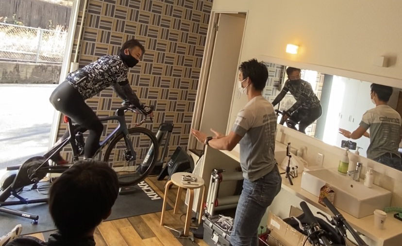 辻善光氏にフィッティングをしてもらう西井