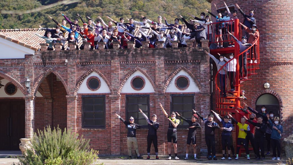 レ・マーニさんのレンガ広場で総勢55名の集合写真