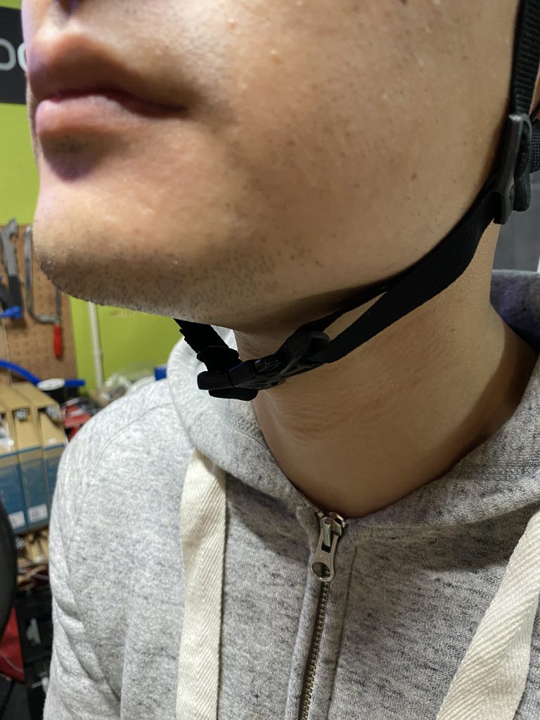 良い例顎紐の位置指一本