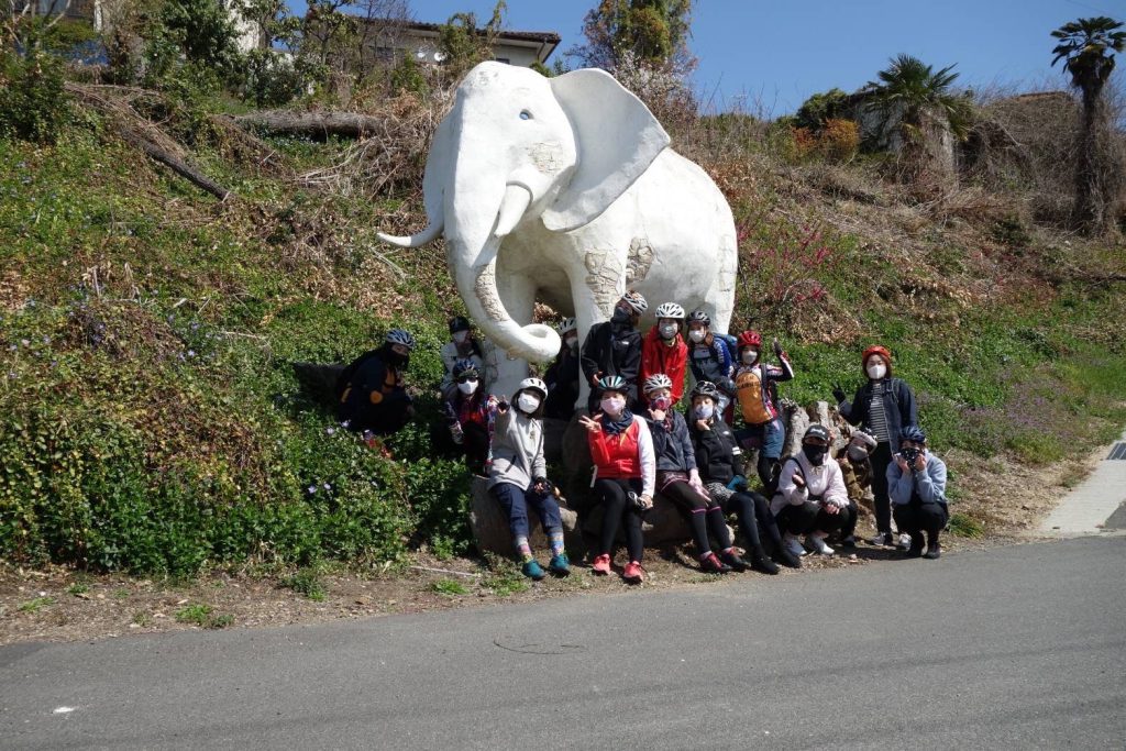 象のモニュメントの前で写真に写る参加者達
