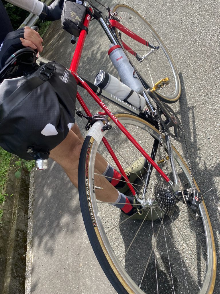 サイドカットの応急処置で包帯を巻かれたタイヤ