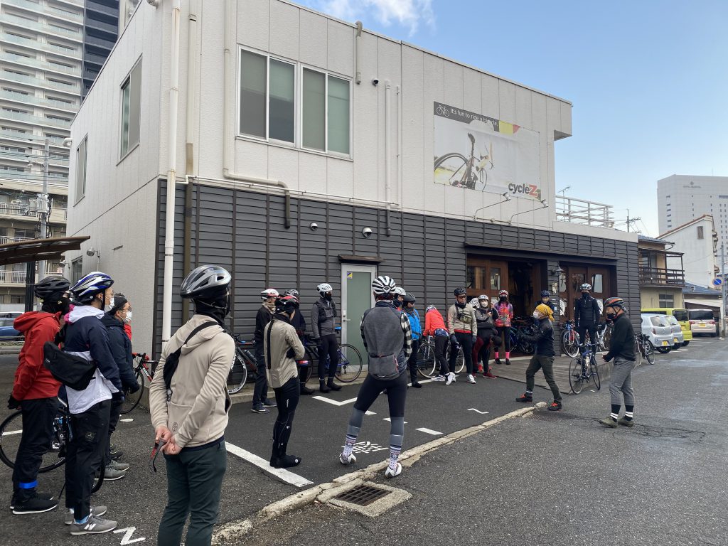 サイクルZ前に集合する参加者