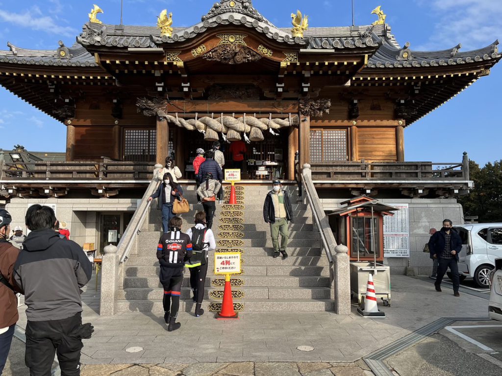 参拝に並ぶ参加者