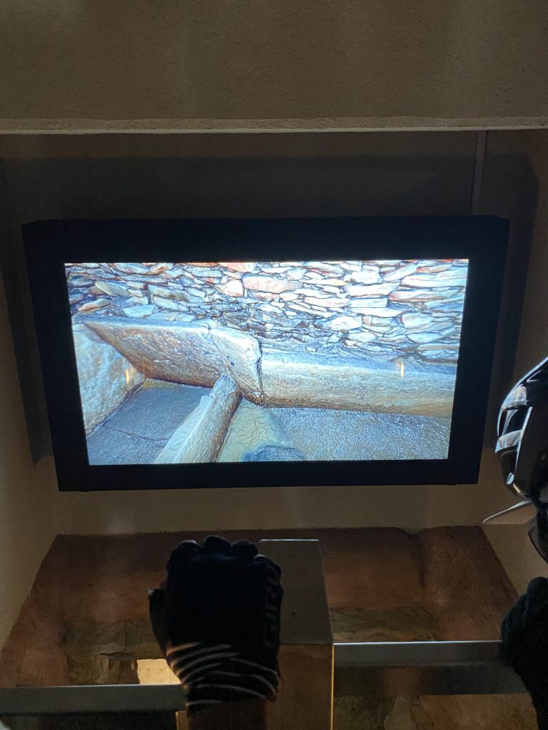 千足古墳の中をモニターでチェック